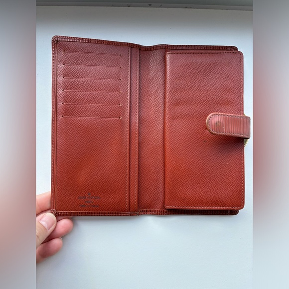 Louis Vuitton women’s Epi long wallet - Picture 3 of 8